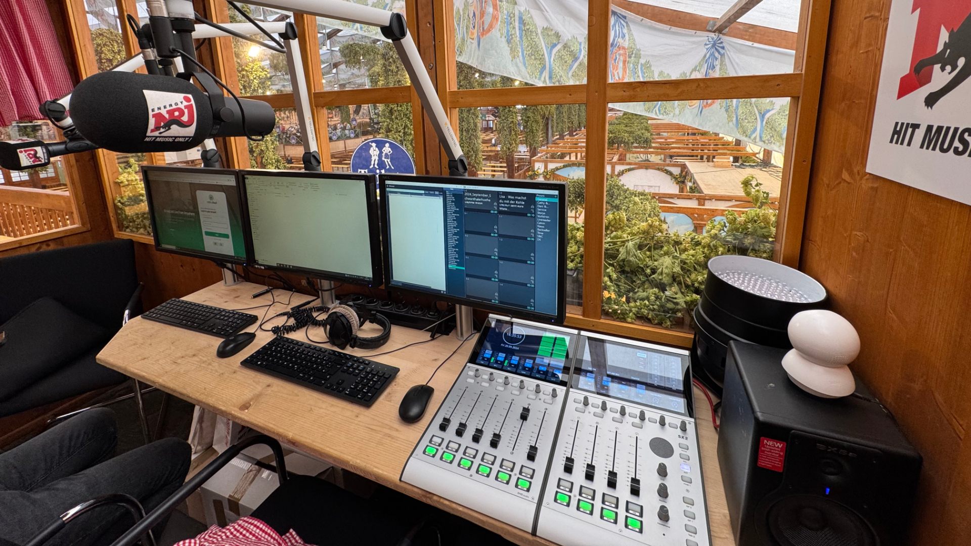 Mobiles Sendestudio vor Ort auf einem Volksfest mit Blick auf das Festgelände