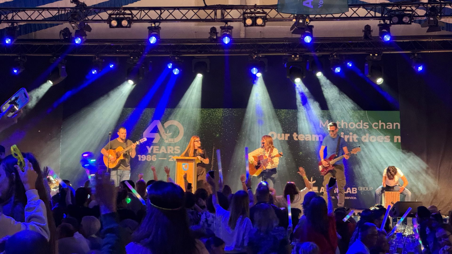 Live-Band im Festzelt mit blau-weißem Zeltdach